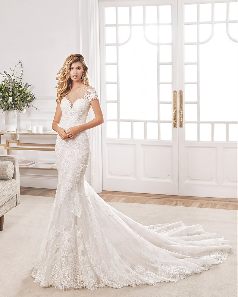Aire Barcelona wedding dress with trumpet skirt and sweetheart neckline