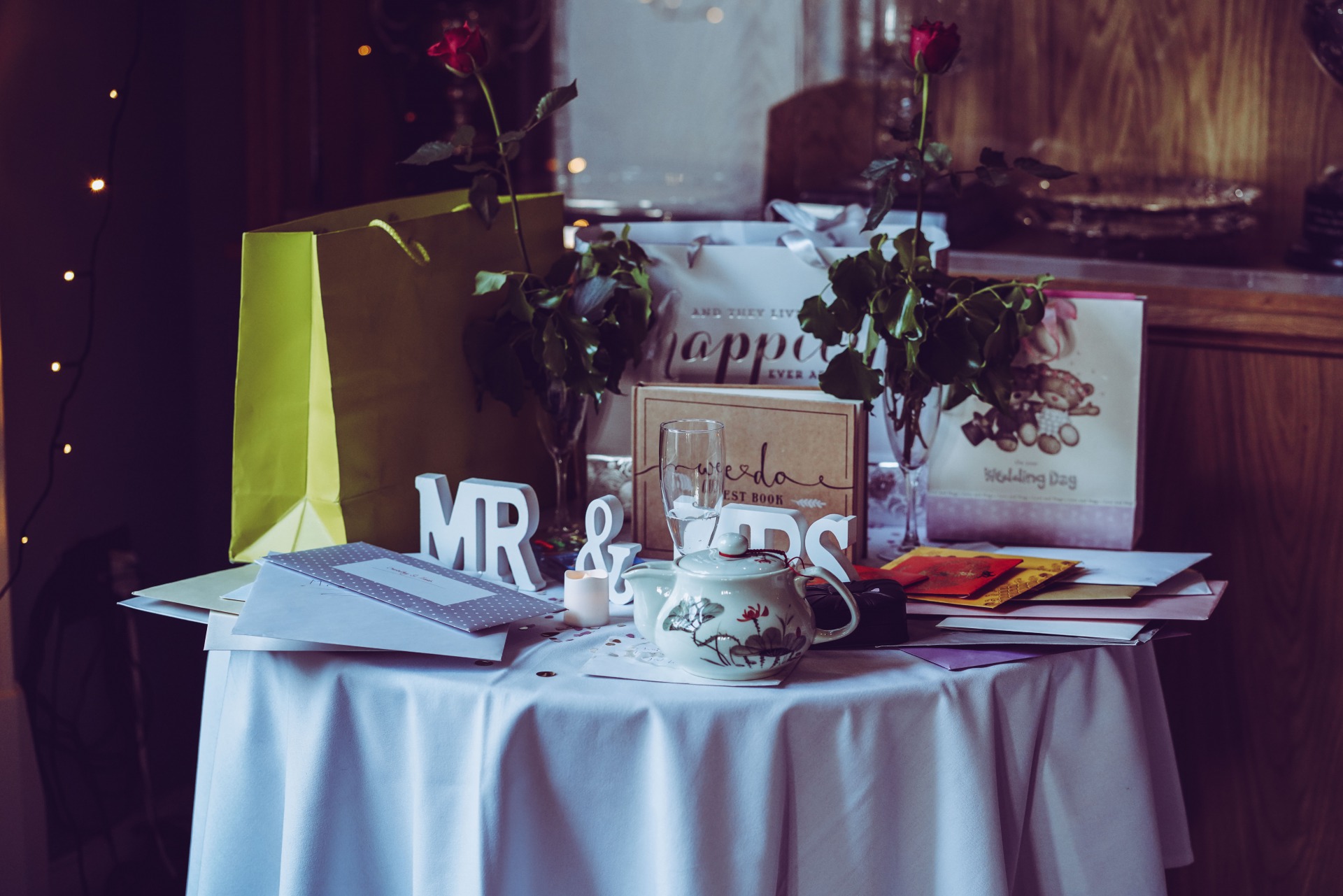 Wedding decor and gifts on a table with white linens. Yomex Owo GYq4Q0vmwfw Unsplash